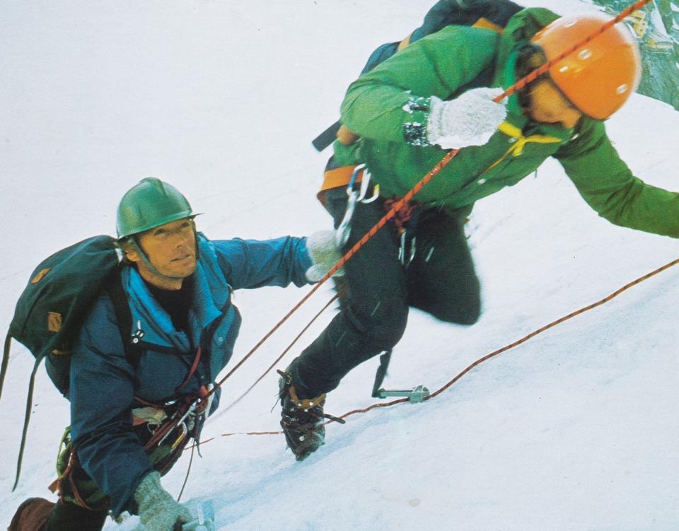 In "Im Auftrag des Drachen" (1975), einer Mischung aus Agenten-Thriller, Western und Bergsteiger-Epos jagt Eastwood einem Mörder durch die Eiger Nordwand hinterher. Eastwood blieb seiner Tradition treu und führte die halsbrecherischen Stunts selbst aus. Der Film gilt als schwierigste und gefährlichste Produktion in seiner Karriere. (Bild: LMPC via Getty Images)