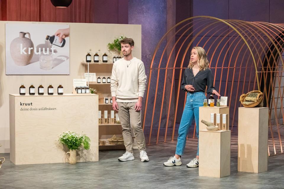 Annika Krause und Thorben Stieler präsentieren mit kruut Superfoods aus einheimischen Wildkräutern (Bild: RTL / Bernd-Michael Maurer)