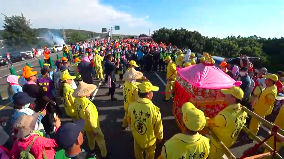 大甲區警察完成護送任務後敬拜媽祖。（圖／翻攝自白沙屯媽祖網路電視台）