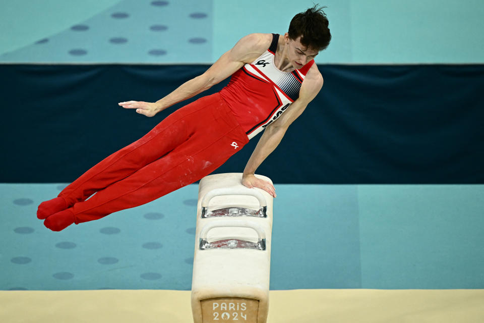 Atlet AS Stephen Nedoroscik berlaga di final nomor kuda pelana putra senam artistik selama Olimpiade Paris 2024 di Bercy Arena di Paris, pada 3 Agustus 2024. (Foto oleh Loic VENANCE / AFP) (Foto oleh LOIC VENANCE/AFP via Getty Images)