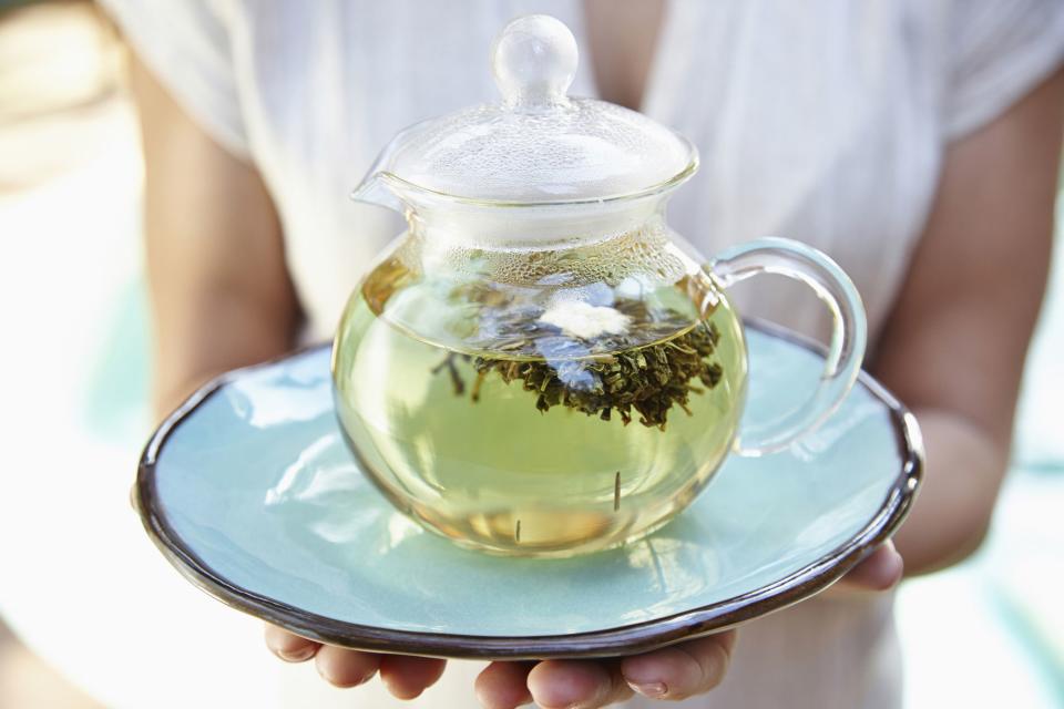 Una taza de té verde ya sugiere por si sola un momento dedicado al placer y al bienestar. Pero además, esta reconfortante infusión aporta nutrientes esenciales a tu organismo.