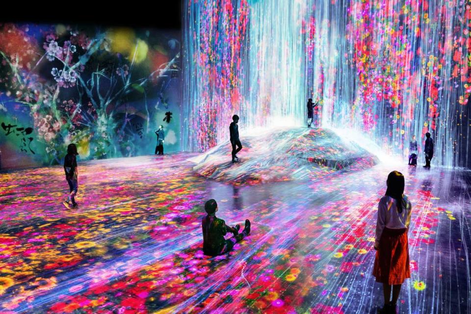 Obras de inmersión como ‘Universe of Water Particles on a Rock where People Gather” de teamLab’s serán mostradas en Superblue Miami. Esta obra del 2018 está exhibida permanentemente en el Digital Art Museum.