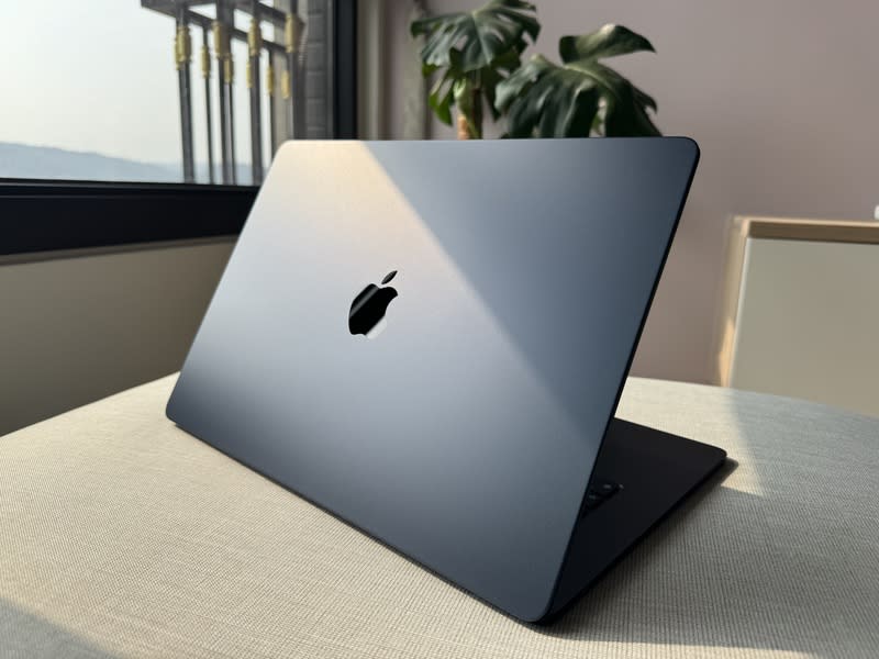 M3版MacBook Air採新技術減少指紋 搭載蘋果M3自研晶片的MacBook Air筆記型電腦在台 灣開賣後陸續到貨，更新版午夜色採用全新陽極處理 密封技術，可以減少指紋。 中央社記者吳家豪攝  113年5月13日 
