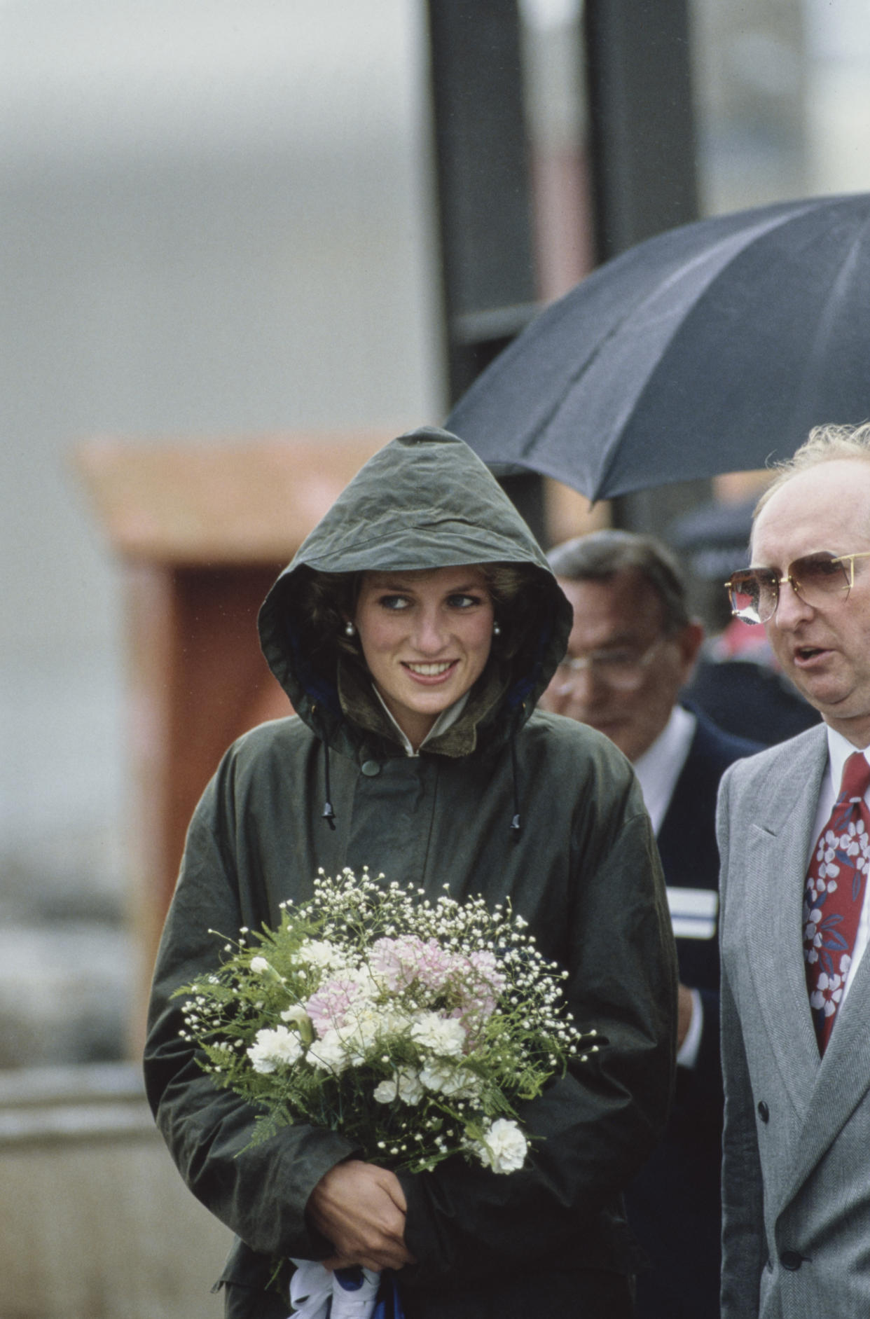 Diana dons a Barbour jacket for a visit to Barra in the Outer Hebrides of Scotland on 3 July, 1985. (Getty Images) 