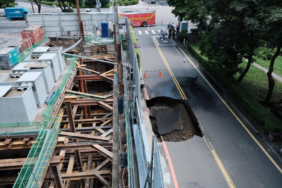 竹縣縣治區出現新天坑，天坑與建案開挖只有一牆之隔。（圖：副議長王炳漢臉書）