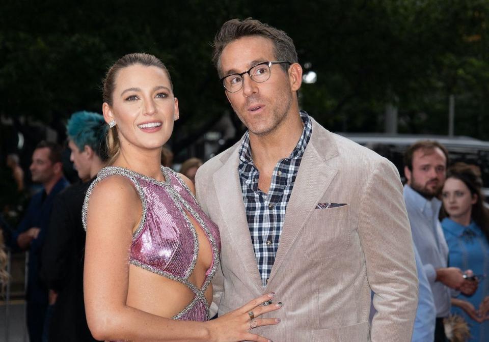 Cette année Blake Lively et Ryan Reynolds célèbrent leurs noces d’Étain. Dix ans déjà et pourtant leur complicité reste intacte. Mardi soir, sur le tapis rouge de Broadway à New York, les deux amoureux ont fait une apparition remarquée. Blake Lively accompagnait son époux, à l’affiche du nouveau film canadien « Free Guy ». Dans cette comédie futuriste réalisée par Shawn Levy, Ryan Reynolds incarne un employé de banque qui découvre qu’il n’est en fait qu’un avatar de jeu vidéo. Le personnage décide alors de prendre son destin en main pour sauver le monde dans lequel il vit. En plus d’apparaître à l’écran en tant qu’acteur, Ryan Reynolds coproduit également le long-métrage avec sa société Maximum Effort. A lire aussi : Couple de légende : Blake Lively et Ryan Reynolds, les complicesSa femme lui vole presque la vedette Si ce film est donc un projet réussi pour le comédien, on en oublierait presque qu’il est la star de cette première. Sur le red carpet, Blake Lively attirait tous les regards. Venue dans une robe cut-out signée Prabal Gurung, la belle était parée de milliers de sequins roses. Le tout accompagné d’une parure de bijoux Lorraine Schwartz et d’une paire de Louboutin. Une tenue splendide pour celle qui va soufflera ses 34 bougies à la fin du mois. Toujours aussi complice, le couple le plus sympa d’Hollywood s’est montré très proche devant les photographes, partageant des regards pleins de tendresse. Amoureux comme au premier jour, les deux acteurs ne ratent pas une occasion de se montrer leur admiration. Il y a quelques jours, le héros de « Deadpool » faisait une belle déclaration à sa femme, la mère de ses trois enfants, James, Inez et Betty. En l'emmenant dîner dans le restaurant de leur premier rendez-vous, pour leurs dix ans de mariage.