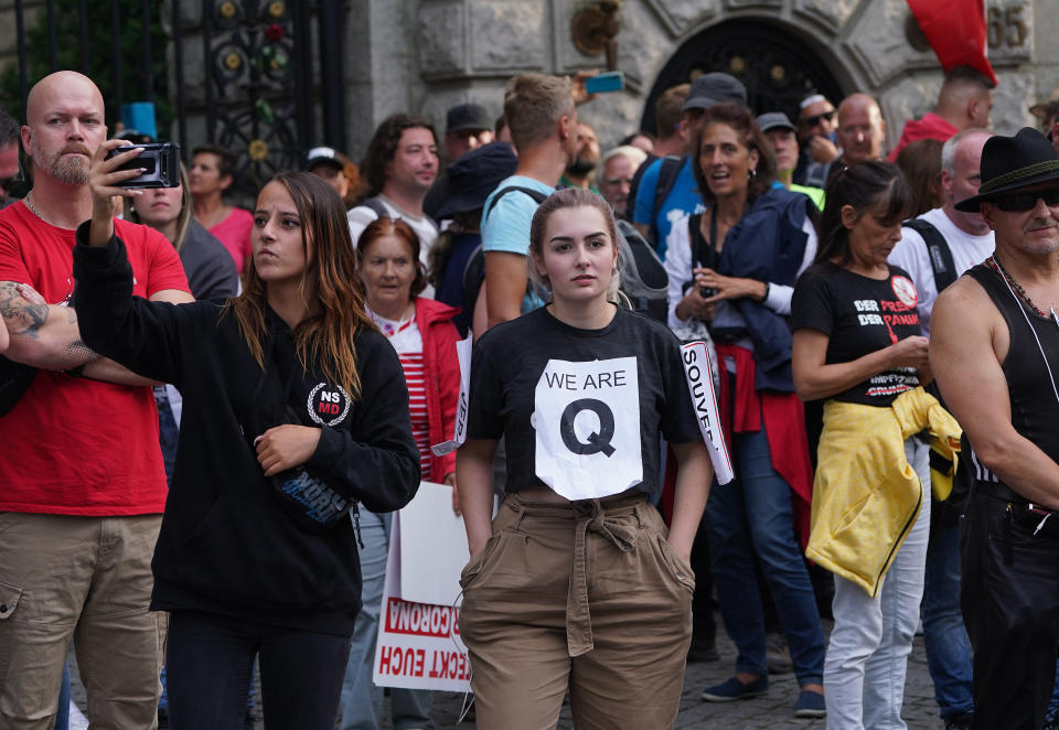 QAnon-Anhängerin in Berlin (Bild: Sean Gallup/Getty Images)