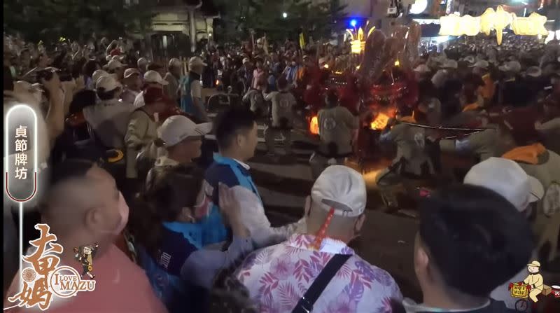 大甲媽祖遶境進香在林氏貞節牌坊前行轎（圖／寶島神很大）