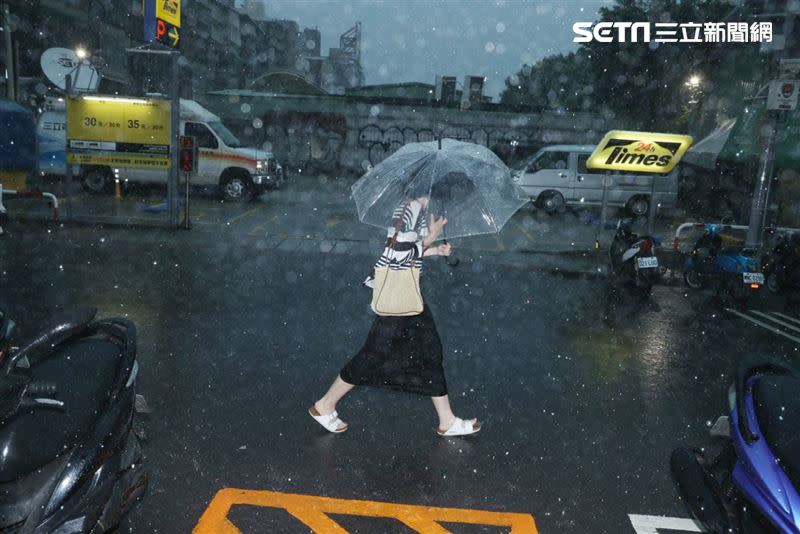 大雨特報區域擴大，請注意雷擊強陣風。（圖／記者邱榮吉攝）