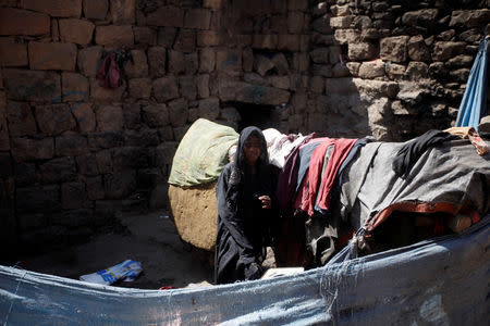 A girl displaced from the Red Sea port city of Hodeidah stands outside her family shelter in Sanaa, Yemen November 2, 2018. Picture taken November 2, 2018. REUTERS/Mohamed al-Sayaghi