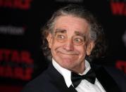 Son nom ne vous dit rien ? Son visage non plus ? Pourtant, vous le connaissez tous. En effet, Peter Mayhew était l'acteur qui se cachait sous le costume de Chewbacca dans la saga <em>Star Wars</em> (épisodes 3, 4, 5, 6 et 7). Sa grande taille, 2m21, lui a valu de nombreux problèmes de santé, au dos et aux genoux. Ces dernières années, il se déplaçait ainsi souvent en fauteuil roulant.<strong> Il est décédé le 30 avril 2019, à 74 ans.</strong>