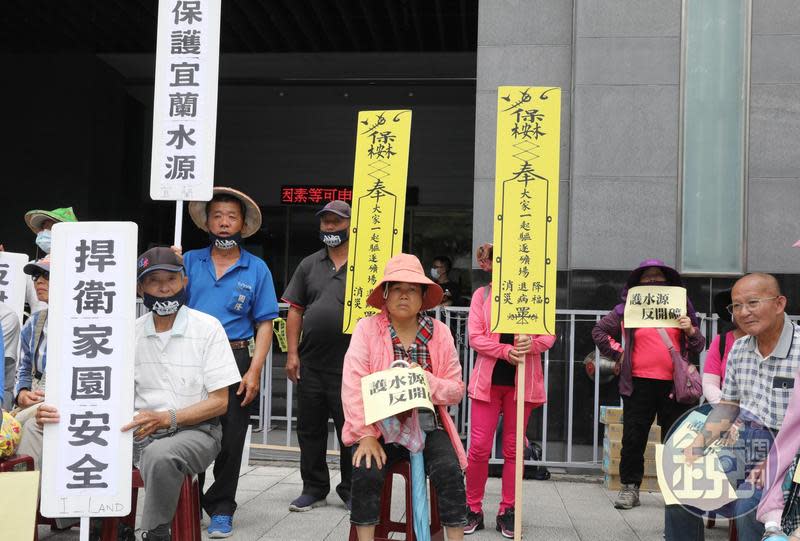 6月10日齊柏林逝世3週年，環保署開環評大會決定永侒礦場生死，400位宜蘭居民帶著自製的水神偶具北上抗議。