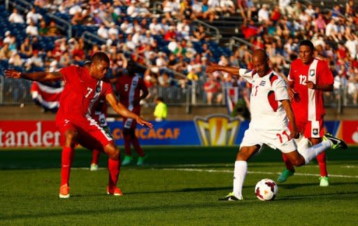 El cubano Ariel Martínez se dispone a rematar al arco de Belice en el partido de la Copa de Oro de Concacaf que Cuba ganó 4-0 el 16 de julio de 2013 en East Hartford, Connecticut (noreste de EEUU). (Getty Images/AFP | Jared Wickerham)