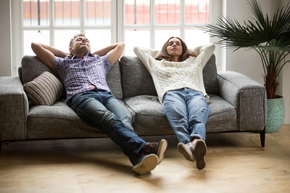 Sie hatten sich eigentlich schon an den Schluffi-Look Ihres Partners oder Ihrer Partnerin gewöhnt, an die nicht manikürten Zehennägel und die ausgeleierte Jeans zu den bequemen Turnschuhen ... (Bild: iStock / fizkes)