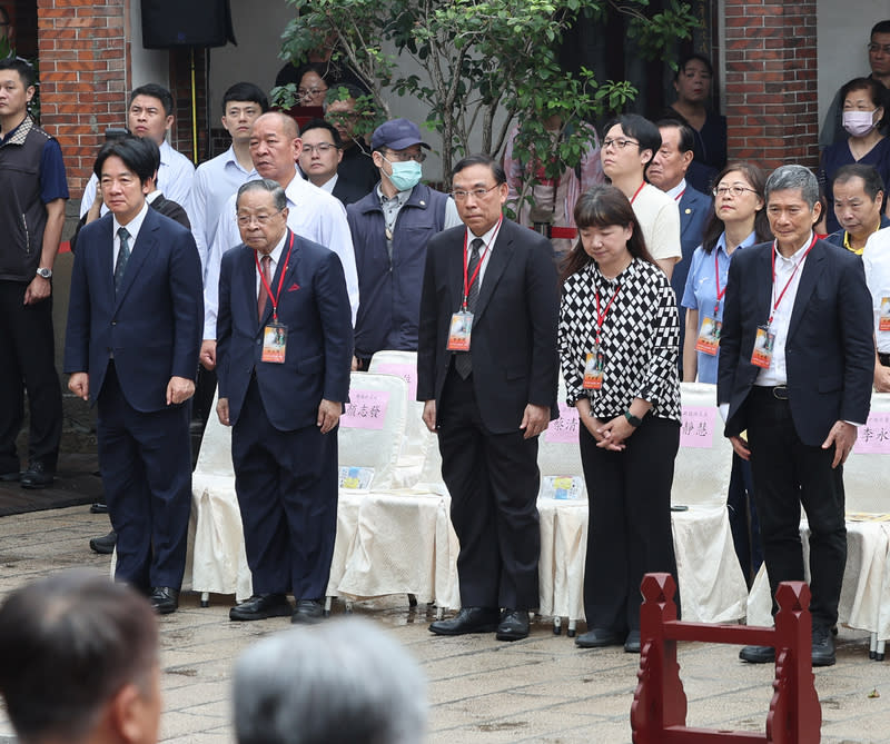 賴副總統出席2024保生文化祭（3） 副總統賴清德（前排左）23日上午前往大龍峒保安宮 出席2024保生文化祭保生大帝聖誕三獻禮祭典，法務 部長蔡清祥（前排中）、中央社董事長李永得（前排 右）等人陪同出席。 中央社記者趙世勳攝  113年4月23日 