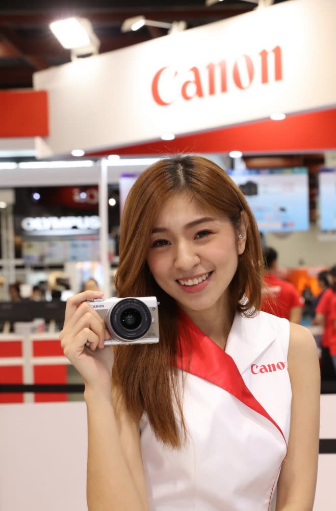 Canon宣佈推出一款專為女性打造的迷你單眼EOS M100，具有時尚輕盈的機身，搭載「雙像圖素CMOS自動對焦」（DAF）及DIGIC 7數位影像處理器，對焦表現更快速靈敏，生活精彩點滴隨手記錄