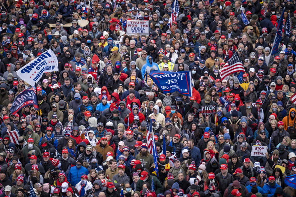 Un miembro de la turba dentro del Capitolio el miércoles (Erin Schaff/The New York Times)

