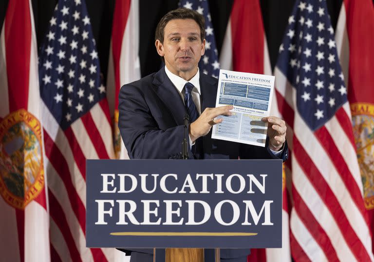 El gobernador de Florida, Ron DeSantis, responde preguntas de los medios durante una conferencia de prensa en la escuela secundaria Christopher Columbus el lunes 27 de marzo de 2023 en Miami.