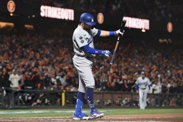 Buster Posey's reaction to Cody Bellinger's errant throw over his