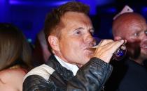 Dieter Bohlen (Bild) trinkt gerne Bier. Politiker, Thronfolger und andere Royals und Sportler (bei Bierduschen) hingegen müssen manchmal gezwungenermaßen dem Alkohol frönen: Anlässlich des Tags des Bieres (23. April) zeigt die Galerie Prominente, die den Gerstensaft tatsächlich trinken - und nicht nur beim Oktoberfest einen Maßkrug hochheben ... (Bild: Mathis Wienand/Getty Images)