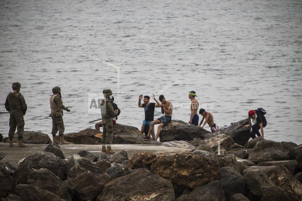 L'esercito spagnolo nell'enclave spagnola di Ceuta, martedì 18 maggio 2021.