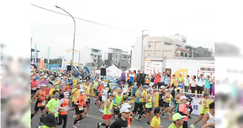 全國最具人情味的馬拉松田中馬拉松13日開跑，吸引約有1萬6800位跑友參與。（圖／吳敏菁攝）