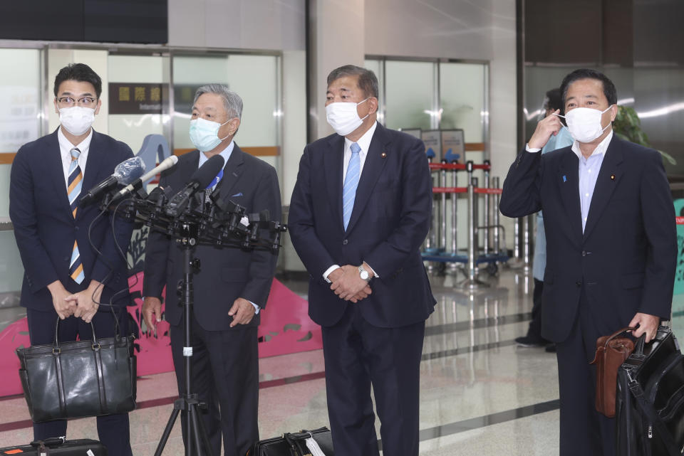 日本前防衛大臣石破茂（右2）27日率領「思考日本安全保障之會」訪團27日上午抵達台北松山機場，並接受媒體聯訪。（中央社照片）
