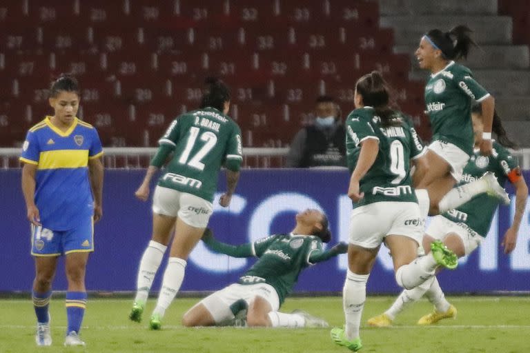 Palmeiras' Poliana (C) celebrates with teammates after scoring against Boca Juniors during their 2022 Women's Copa Libertadores football final between Boca Juniors and Palmeiras at the Rodrigo Paz Delgado stadium in Quito, Ecuador, on October 28, 2022. (Photo by Galo Paguay / AFP)