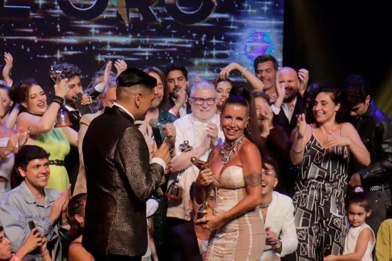 El elenco completo del musical Mamma mia! reciente ganador del Premio Carlos de Oro que se afianza como tercer propuesta con mayor cantidad de público en Carlos Paz