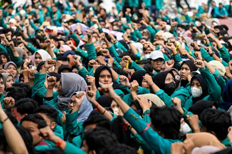 6 de septiembre de 2022: Estudiantes universitarios protestan contra el precio de la gasolina en la oficina del gobernador en Banda Aceh (AFP/Getty)