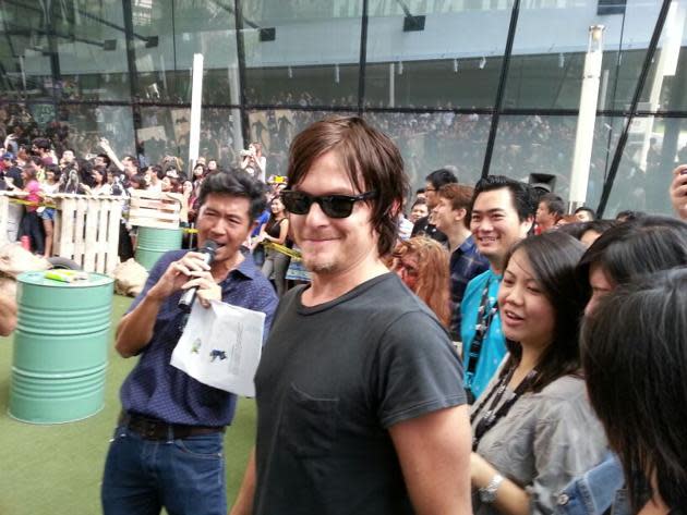Walking Dead star Norman Reedus is all smiles on his arrival. (Yahoo photo)