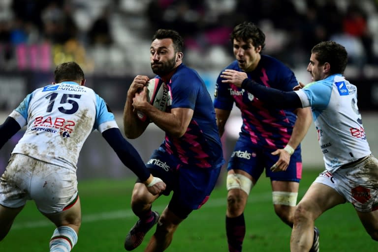 Stade Francais Paris' French wing Jeremy Sinzelle (C) vies with Bayonne's France wing Romain Martial (L) and Bayonne's France scrum-half Guillaume Rouet during the French Top 14 rugby union match between Stade Français and Bayonne