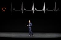 <p>Apple se ha asociado con Stanford para recopilar información acerca de los ritmos cardíacos de las personas que lleven puesto un Apple Watch. El reloj también avisará al usuario si su ritmo cardíaco es atípico en condiciones de descanso si no se aprecia ningún tipo de actividad física (<em>REUTERS</em> / Stephen Lam). </p>