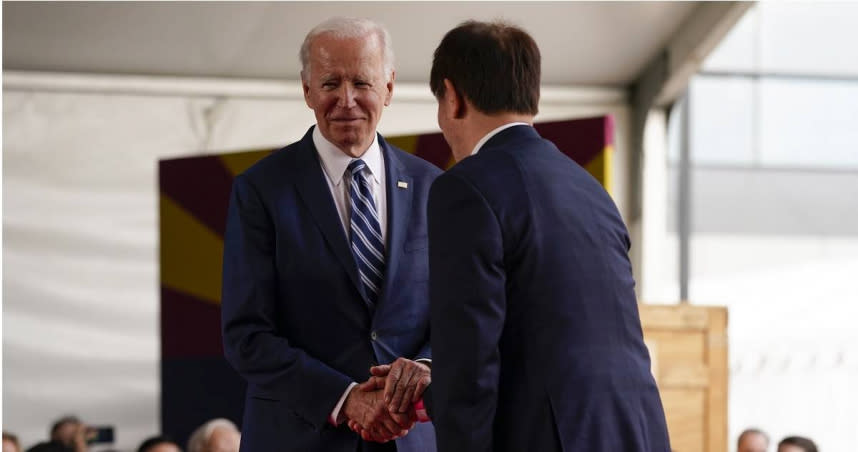 美國總統拜登（Joe Biden）於當地時間6日搭機前往亞利桑那州，出席台積電目前已耗資120億美元打造的鳳凰城工廠移機典禮。（圖／達志／美聯社）