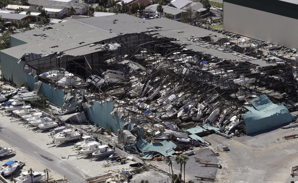 Esta fotografía del jueves 11 de octubre de 2018 muestra el techo colapsado de un almacén de botes en Panama City Beach, Florida, luego del paso del huracán Michael. (AP Foto/Chris O'Meara)