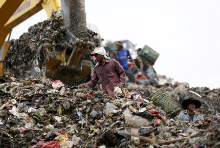 People search through garbage for materials to recycle at Bantar Gebang landfill in Bekasi, West Java province, Indonesia March 2, 2016. REUTERS/Darren Whiteside