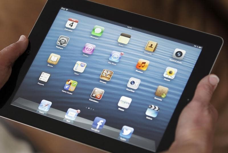 Quatre ans après sa sortie, l'iPad est en perte de vitesse mais Apple mise sur son partenariat avec International Business Machines pour relancer la tablette en l'engageant sur le marché encore largement inexploité de la clientèle d'entreprises. /Photo d'archives/REUTERS/Régis Duvignau