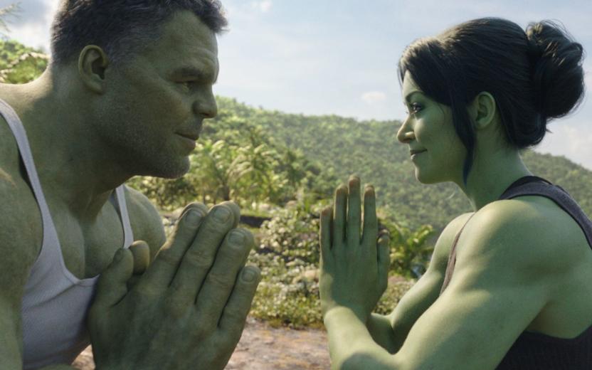 Verwandtschaft mit Folgen: Bruce Banner (Mark Ruffalo) teilt seine Kräfte mit seiner Cousine Jennifer Walters (Tatiana Maslany). (Bild: Disney+/©Marvel Studios 2022)