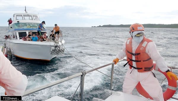 屏東恆春海巡隊出動海巡艇，將一艘滿載遊客的故障遊艇拖帶進港，人船均安。（記者毛莉翻攝）