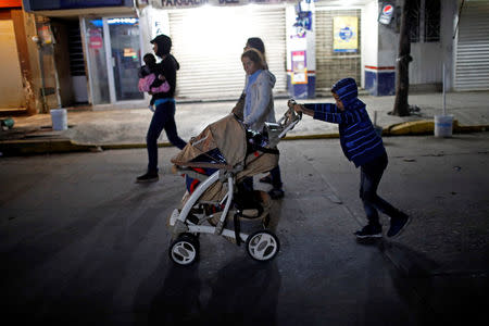 People belonging to a caravan of migrants from Honduras en route to the United States, walk after crossing into Mexico, in Hidalgo, Mexico, January 18, 2019. REUTERS/Jose Cabezas