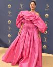 <p>Tracee Ellis Ross llevó drama a la alfombra dorada con un diseño rosa intenso de Valentino. Ella se comprometió con el tema rosado al lucir un labial color rosa neón. </p>