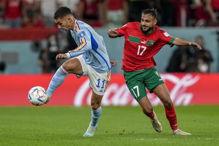 El español Ferran Torrescontrola la pelota durante el partido entre Marruecos y España