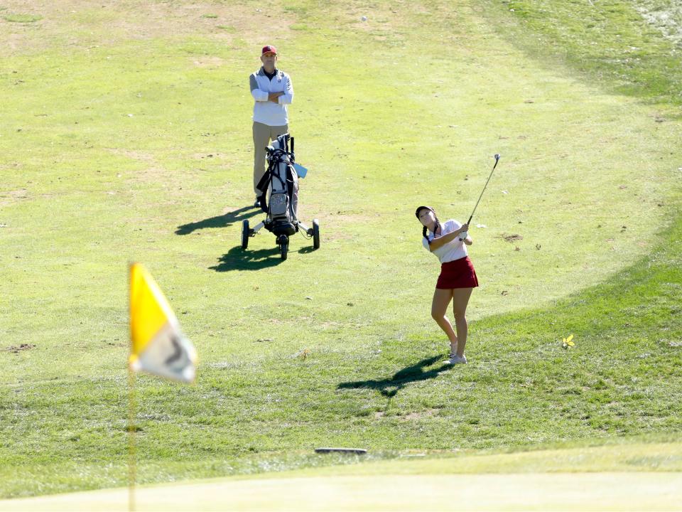 Mya Downing, estudiante de último año de Dover, realiza un lanzamiento en el hoyo 17 durante un torneo del distrito de la División I el miércoles en EagleSticks. Downing hizo birdie en el hoyo en camino a un 76 que obtuvo honores de medallista, mientras los Tornadoes avanzaban al torneo estatal de la próxima semana en el NCR Country Club en Dayton.