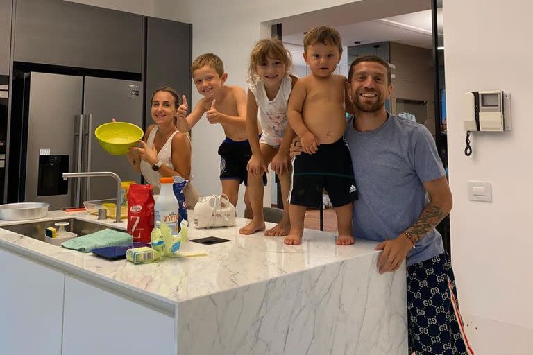 La familia del futbolista argentino con su esposa, Linda Raff. Crédito: Instagram