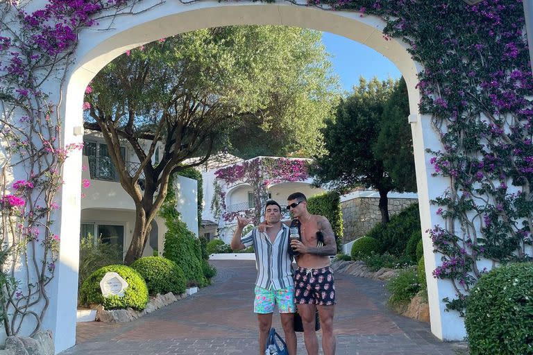 "Huevo" Acuña y Erik Lamela, los futbolsitas del Sevilla, disfrutando de Porto Cervo - Créditos: @Instagram: @eriklamela