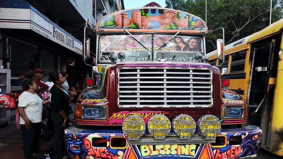 Un autobus diablo rojo de Panamá