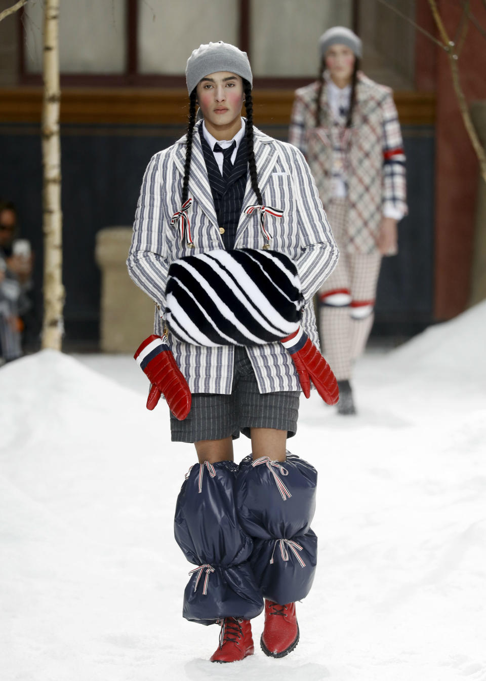 <p>Del bosque nevado de Thom Browne salieron sus modelos afeminados en pantalones cortos y presumiendo de coletas. (Foto: AFP). </p>