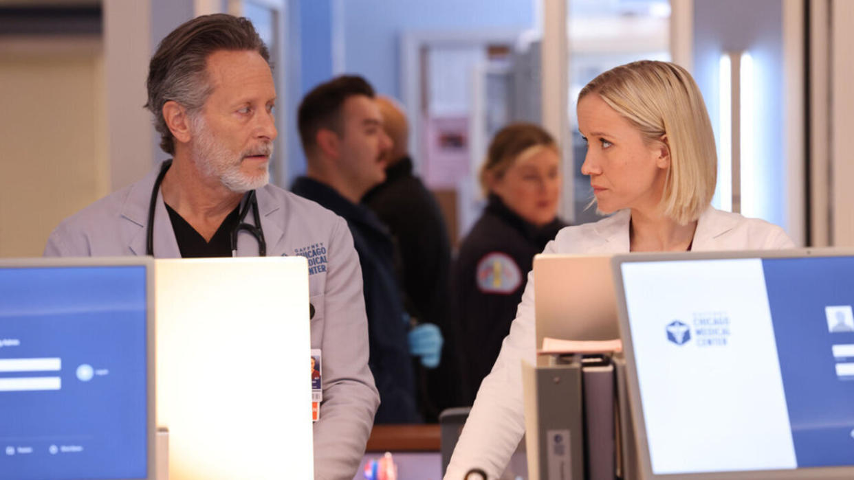  Dean Archer and Hannah Asher in Chicago Med Season 9 premiere. 