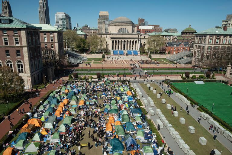 Manifestantes pro palestinos acampan en el césped de la Universidad de Columbia en Nueva York el lunes 22 de abril de 2024. 