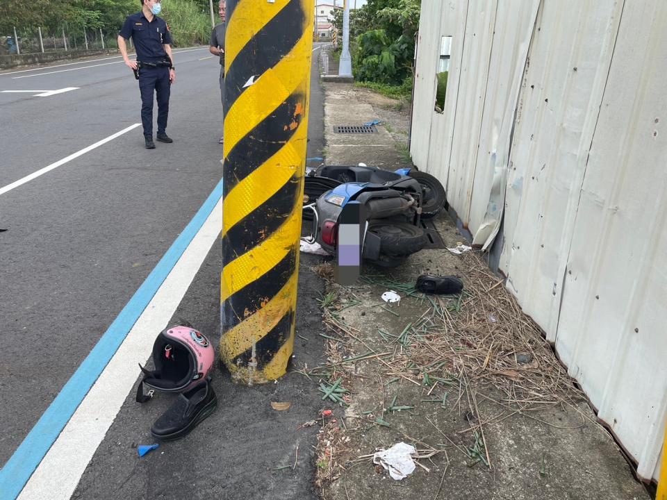 ▲一婦人騎機車行經139線彰化芬園路段突然失控直衝路旁鐵皮圍籬，滿臉是血，身上多處擦傷，消防救護人員火速協助送醫。（民眾提供）